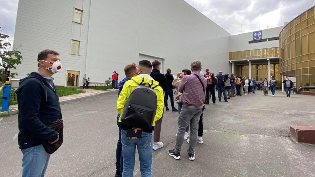 У Києві у МВЦ люди почули, що комусь щеплять Pfizer й виник скандал У Києві у МВЦ люди почули, що комусь щеплять Pfizer й виник скандал