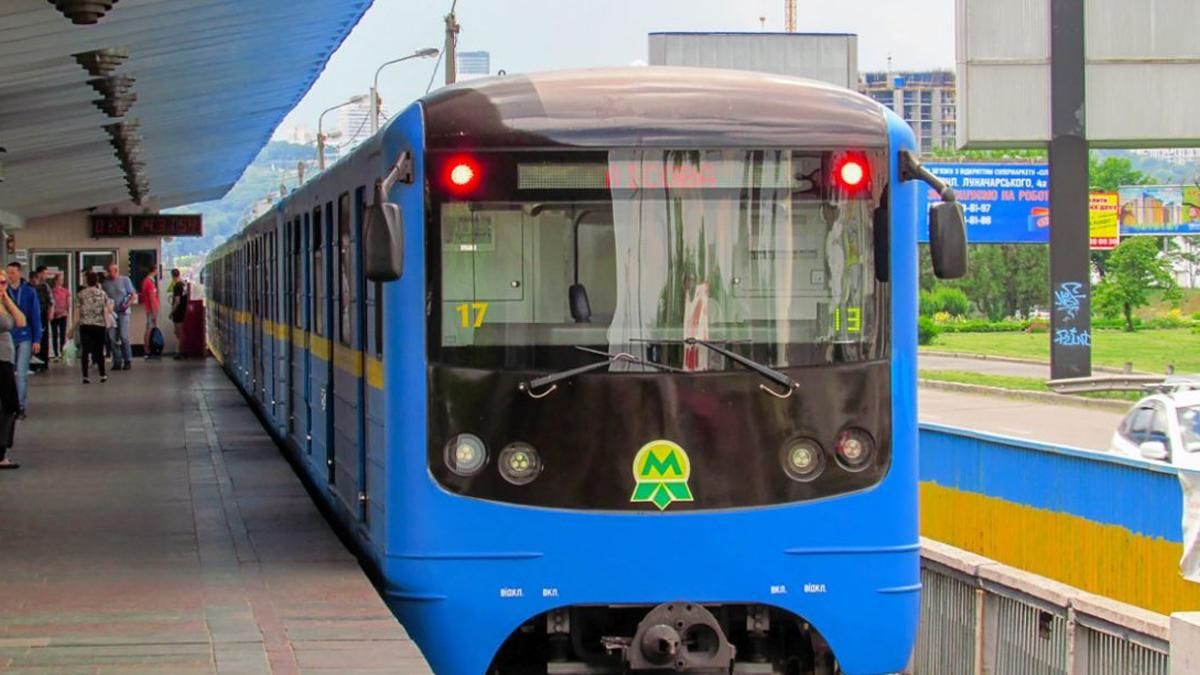 Чоловік, який загинув у метро у Києві ймовірно катався між вагонами Чоловік, який загинув у метро у Києві ймовірно катався між вагонами