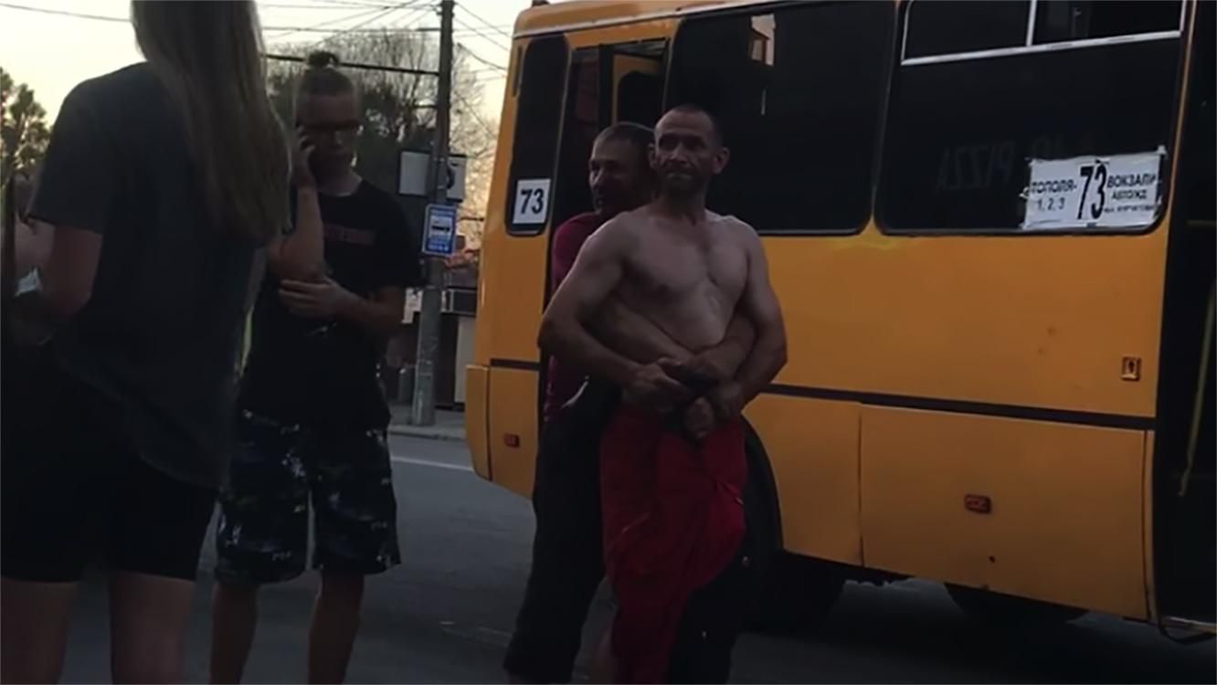 Пасажир вдарив водія маршрутки, бо втомився на роботі в Дніпрі: відео Пасажир вдарив водія маршрутки, бо втомився на роботі в Дніпрі: відео
