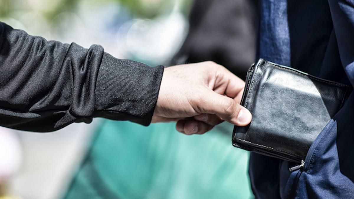 У Києві на Хрещатику пограбували дипломата з Греції, - ЗМІ У Києві на Хрещатику пограбували дипломата з Греції, - ЗМІ