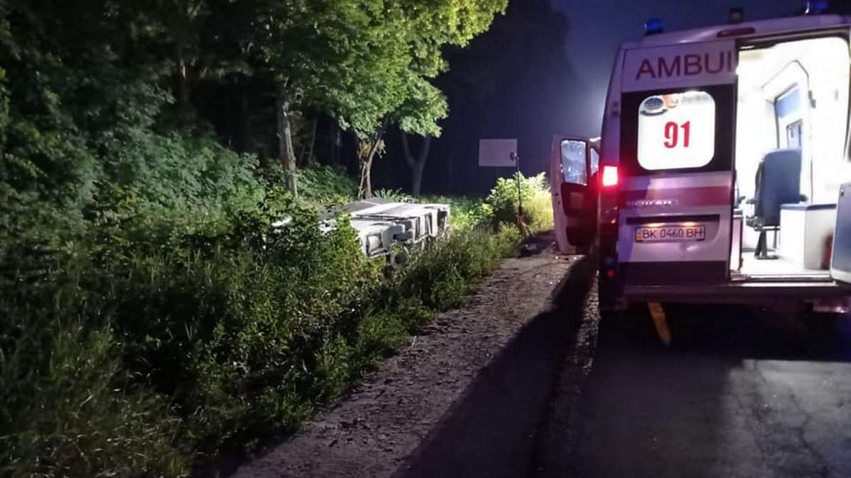 На Рівненщині перекинувся автобус з людьми: 16 постраждалих На Рівненщині перекинувся автобус з людьми: 16 постраждалих