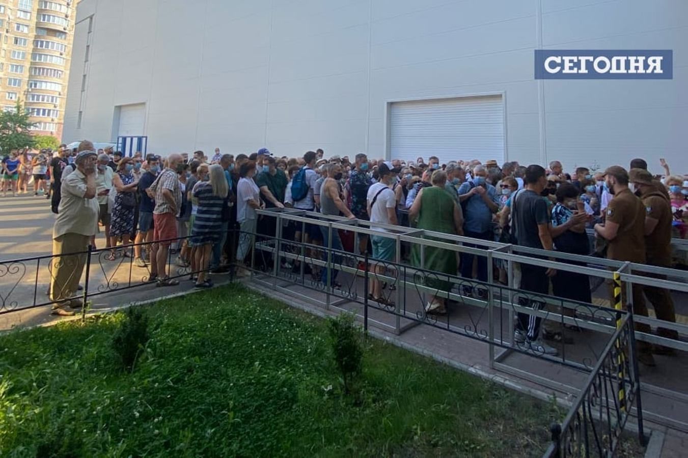 В Киеве - огромная очередь на вакцинацию от COVID-19 В Киеве - огромная очередь на вакцинацию от COVID-19