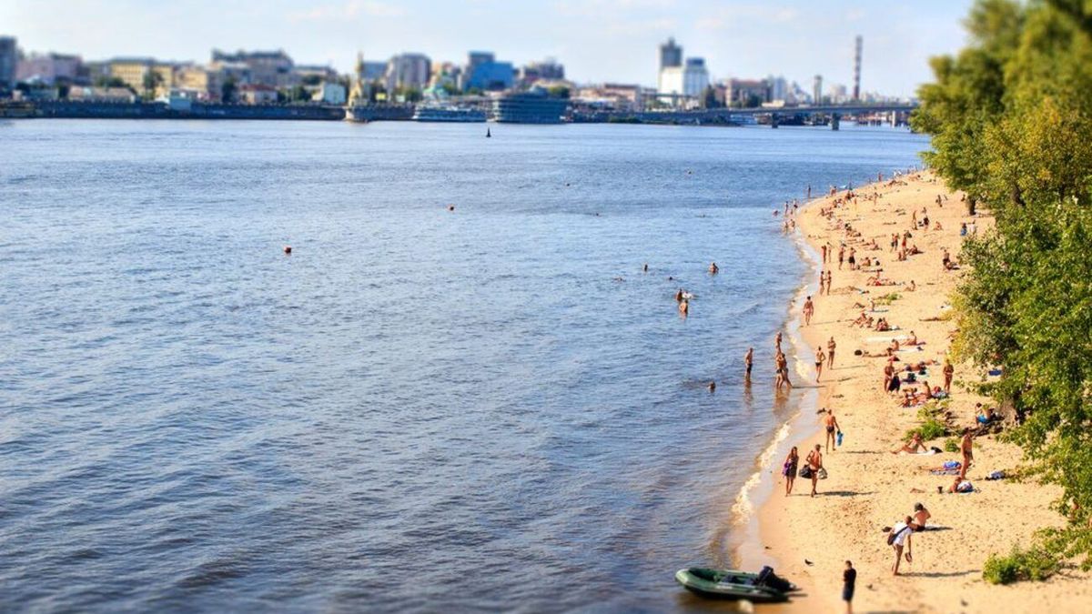 На усіх пляжах Києва заборонили купатися