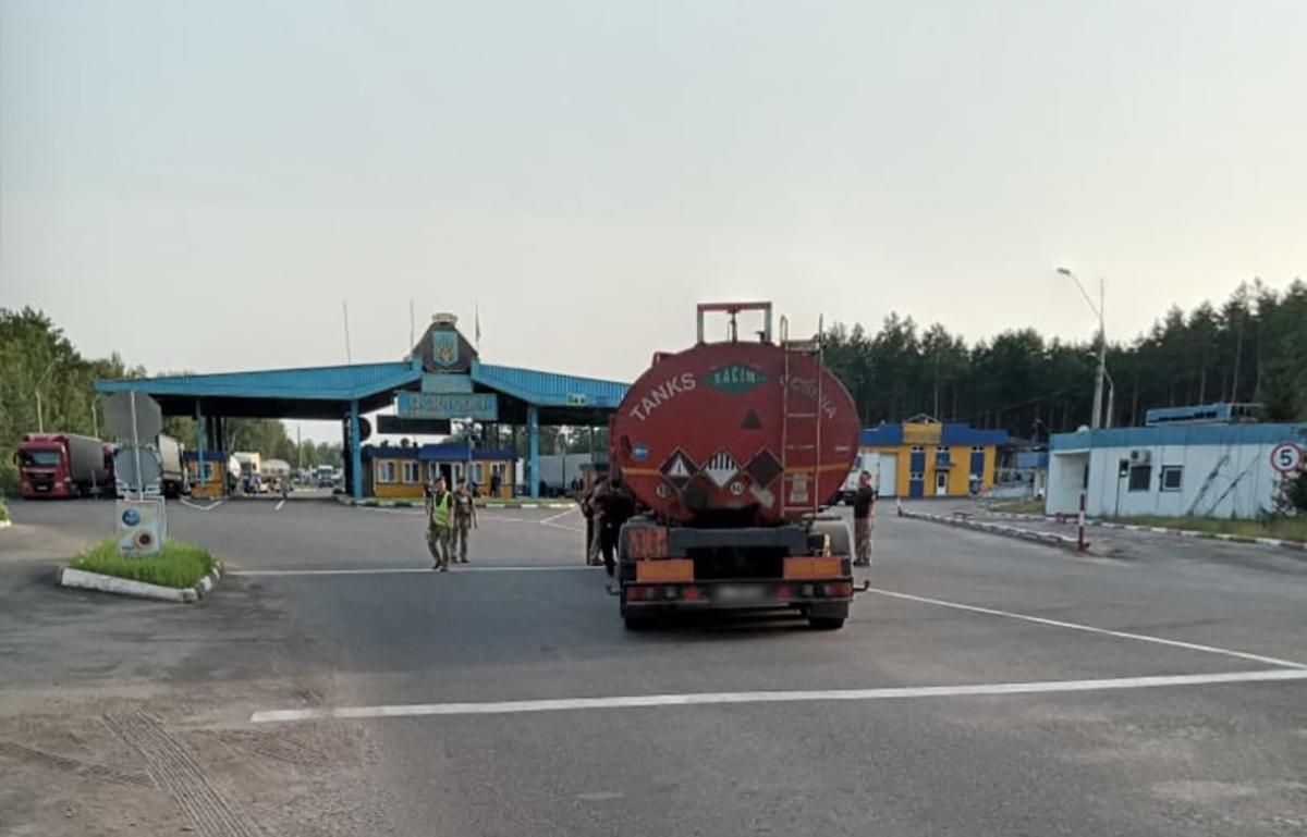 На кордоні з Білоруссю п'яний далекобійник збив шлагбаум: відео На кордоні з Білоруссю п'яний далекобійник збив шлагбаум: відео