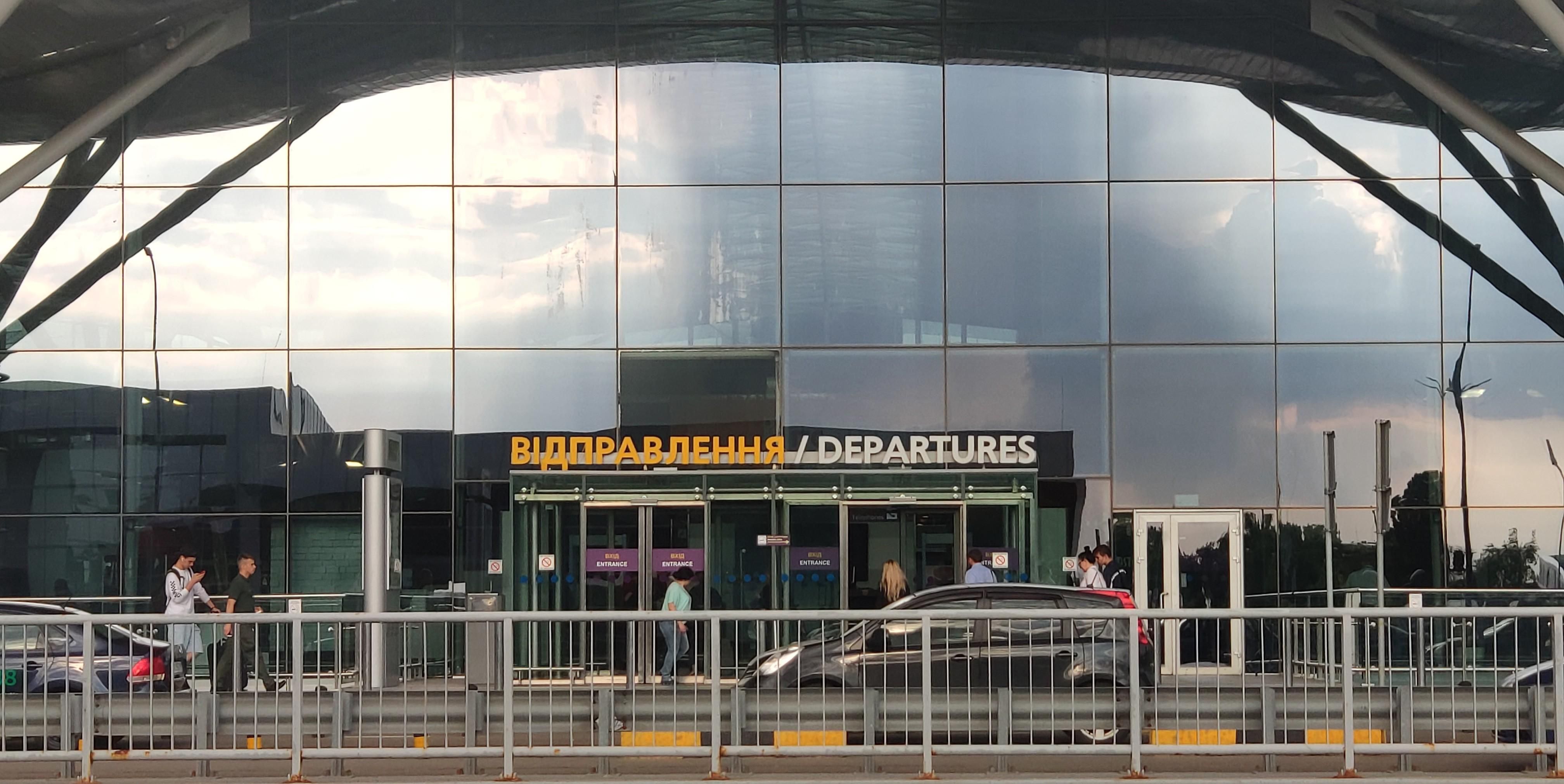 Пасажири скаржаться на схему з ПЛР-тестами у Борисполі: фото Пасажири скаржаться на схему з ПЛР-тестами у Борисполі: фото