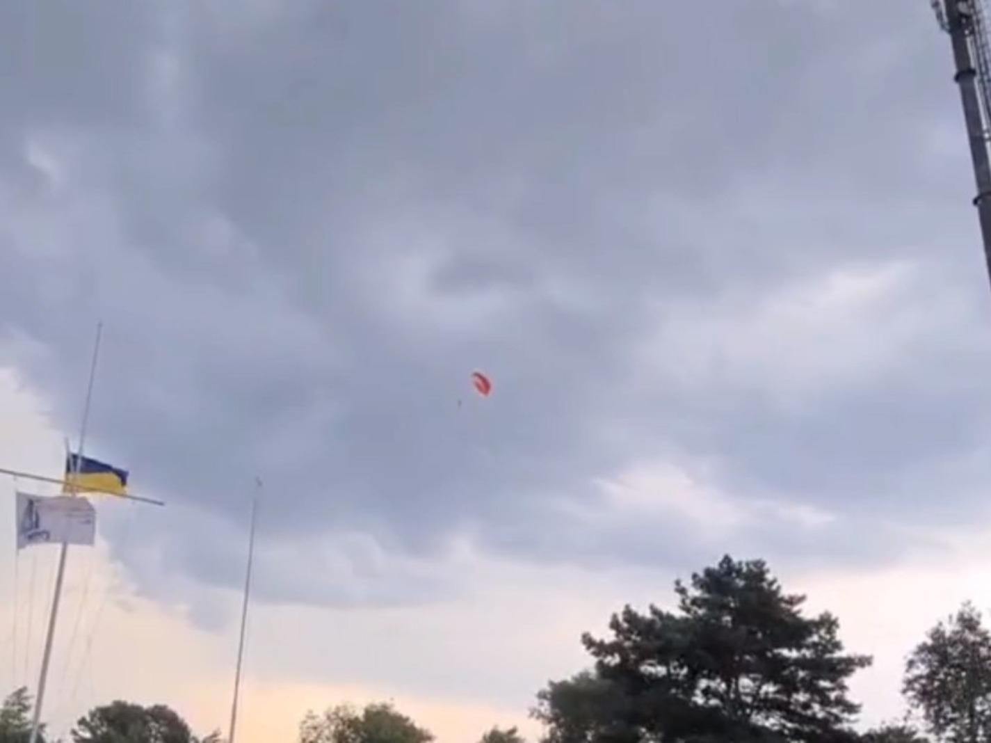 У Києві на Оболоні парашутиста віднесло вітром: відео