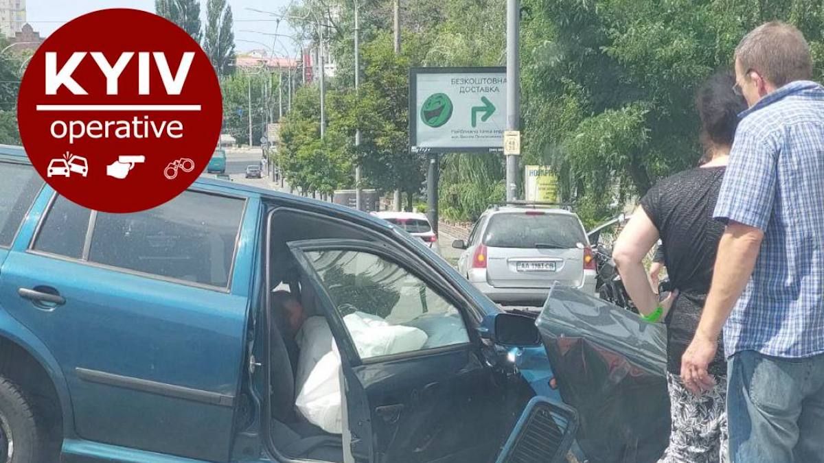 У Києві сталася серйозна ДТП за участю вантажівки та іномарки