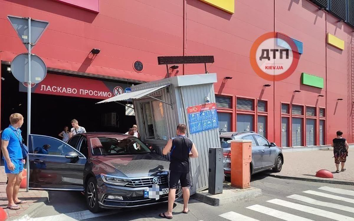 В Киеве женщина врезалась в ТРЦ и протаранил будку парковщика: фото В Киеве женщина врезалась в ТРЦ и протаранил будку парковщика: фото