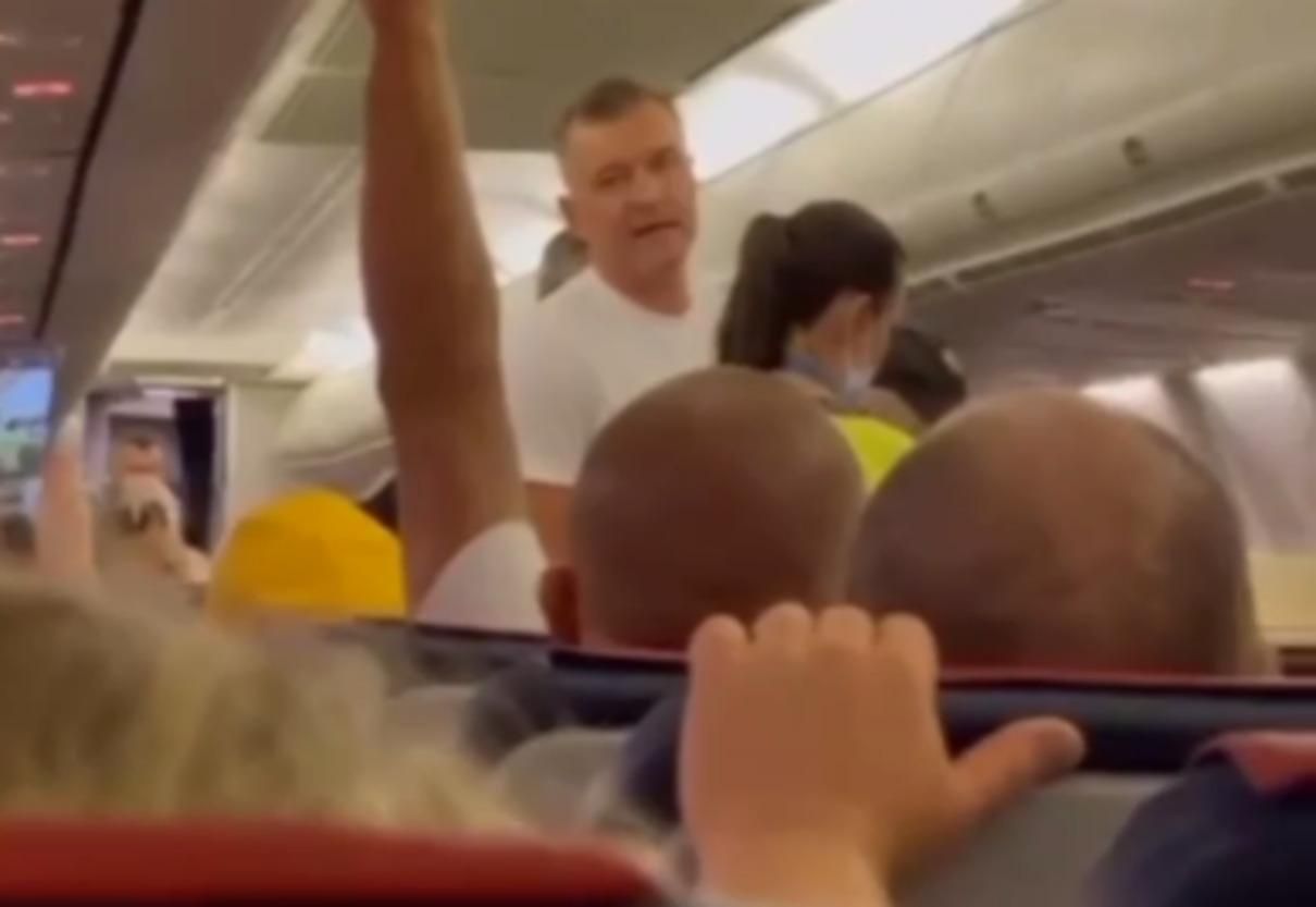 З літака Одеса – Анталія зняли чоловіка через відмову одягти маску З літака Одеса – Анталія зняли чоловіка через відмову одягти маску