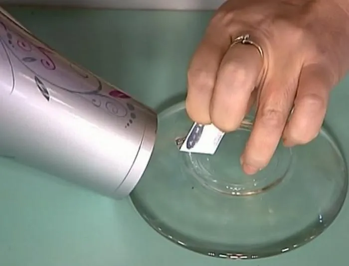 Видаляємо наклейку з тарілки Видаляємо наклейку з тарілки