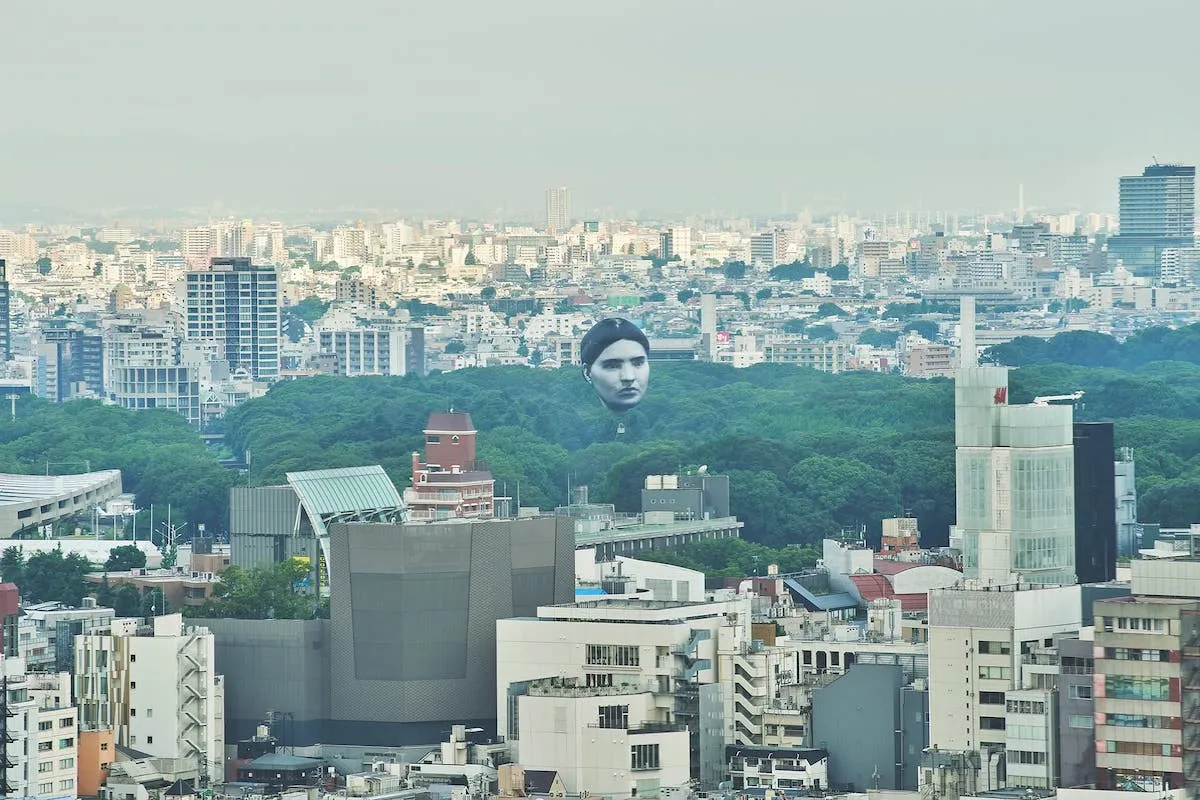 Повітряна куля у вигляді голови в Токіо