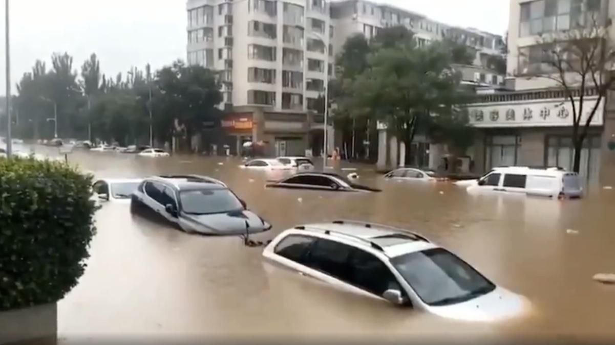 Зливи в Китаї: затоплені вулиці, метро, скасовані сотні авіарейсів