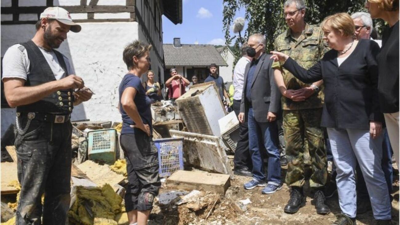 Меркель посетила районы, наиболее сильно пострадавшие от наводнений