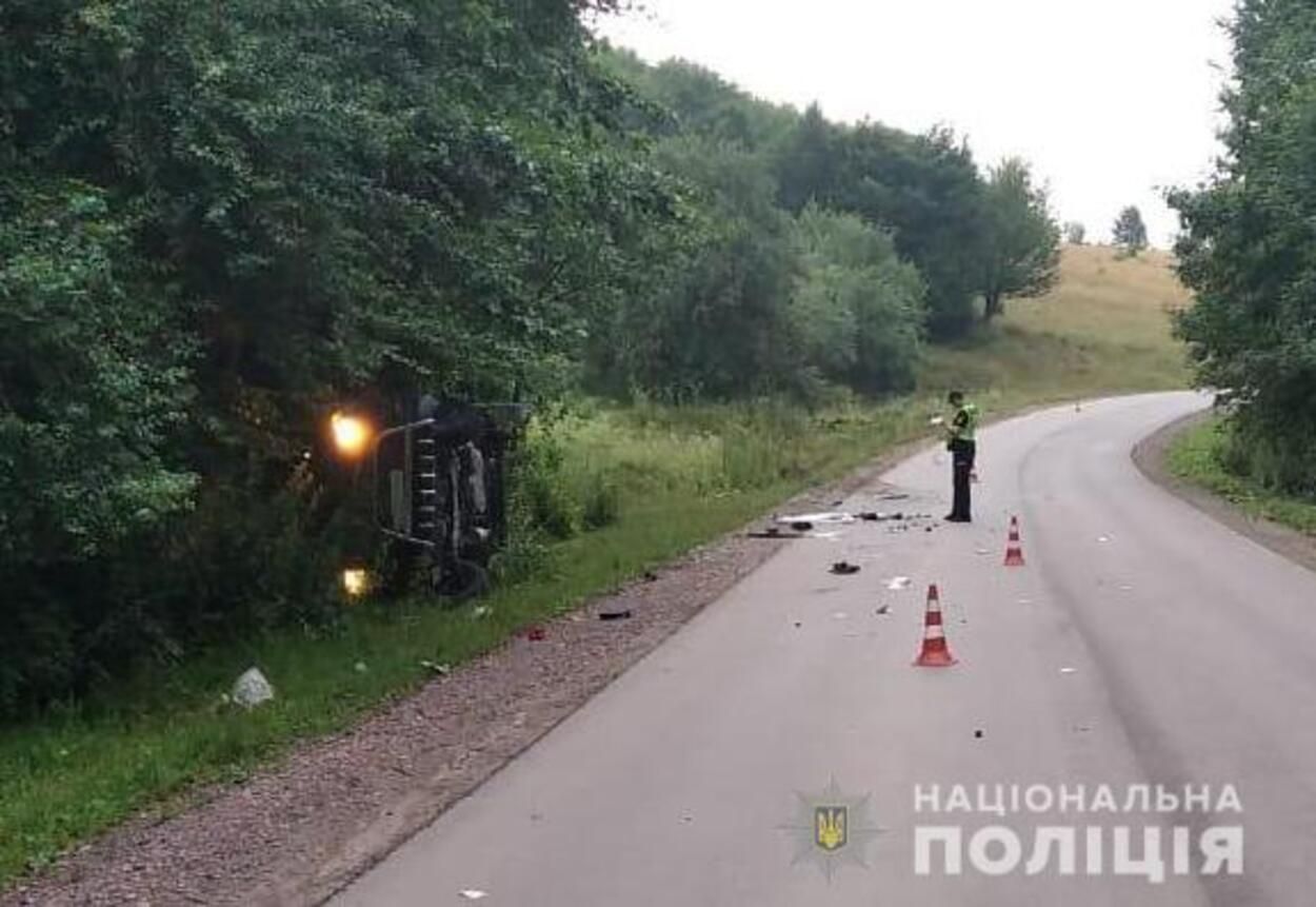 Вилетів у кювет та перекинувся: на Львівщині трагічно загинув водій мікроавтобуса – фото