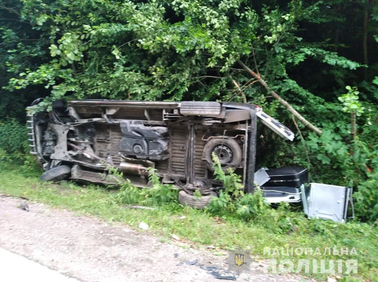 Вилетів у кювет та перекинувся: на Львівщині трагічно загинув водій мікроавтобуса – фото