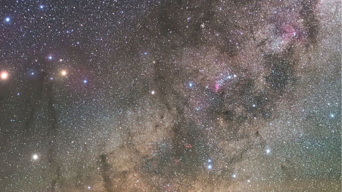 Вражаюче фото центру Чумацького шляху, комети та далекої галактики