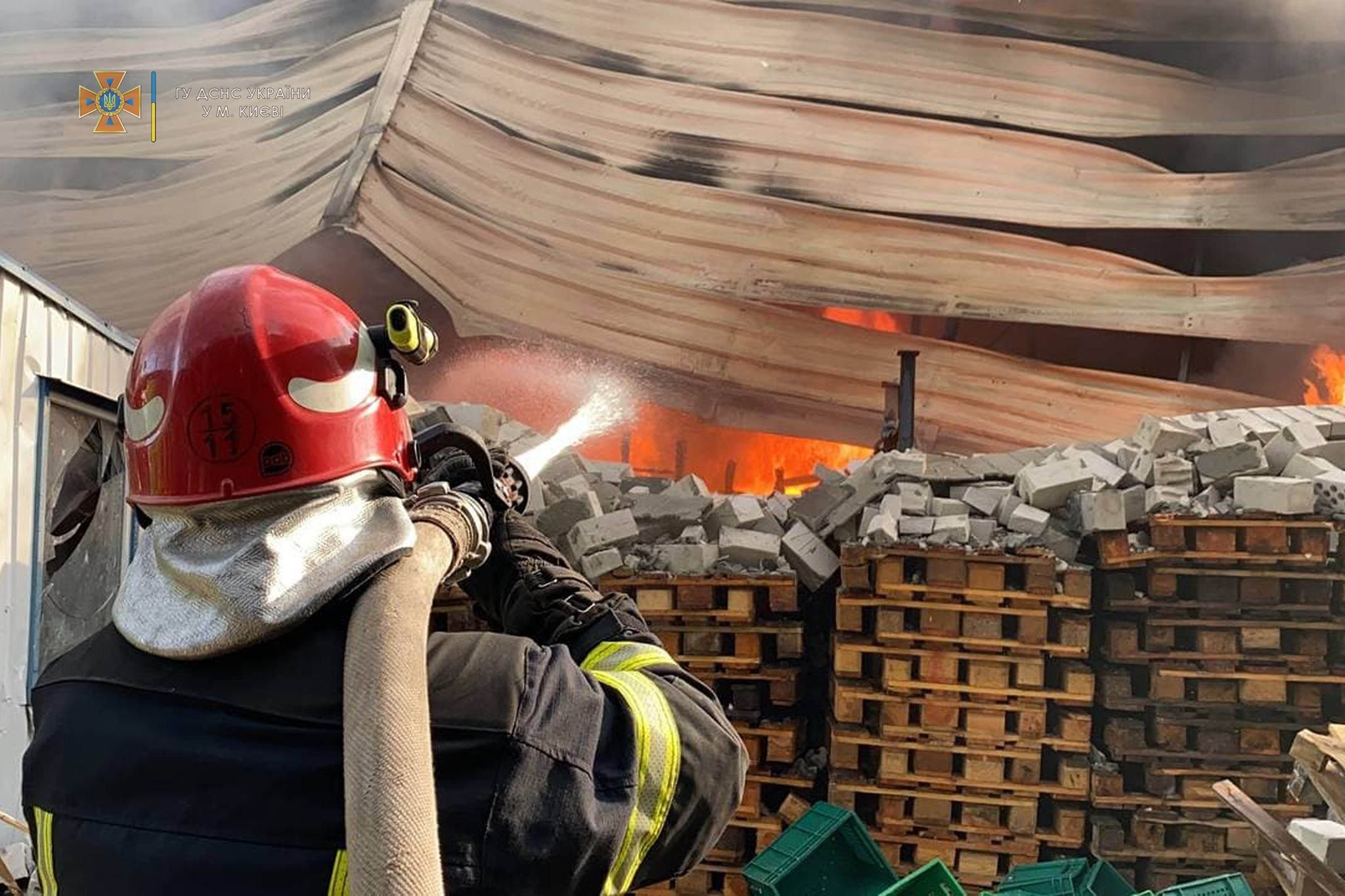 В Киеве на Голосеево горят склады с продуктами - 24 Канал