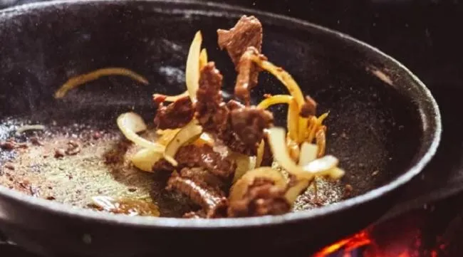 Розігріти їжу на сковороді Розігріти їжу на сковороді