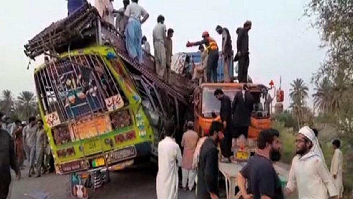 Страшна аварія автобуса в Пакистані: загинуло 27 людей