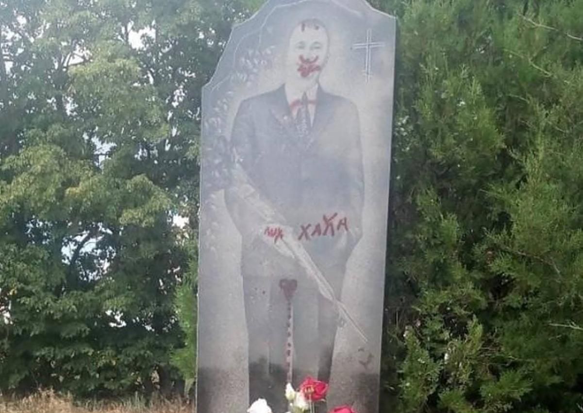 На Харьковщине вандалы разгромили кладбище и скрылись: фото