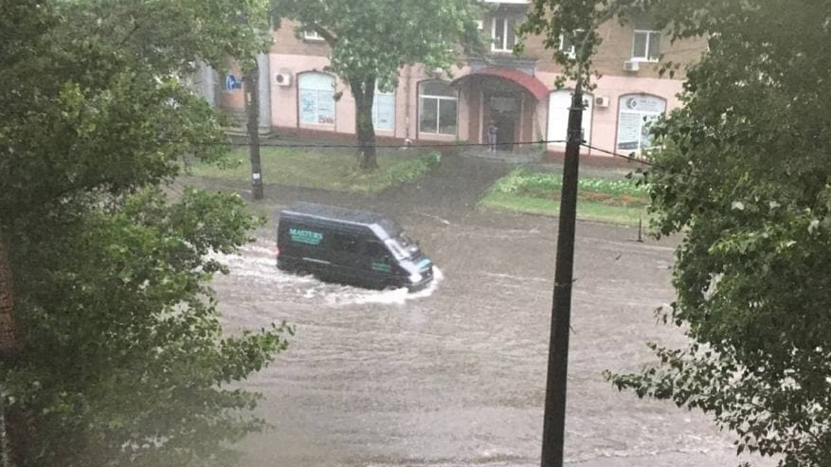 У Києві через сильний дощ наземний транспорт курсує не за розкладом