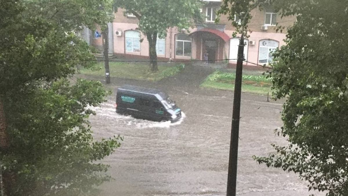 В Киеве из-за сильного дождя наземный транспорт курсирует не по расписанию