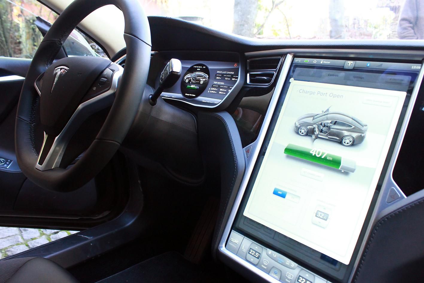 Full Self-Driving доступно в формате ежемесячной подписки Full Self-Driving доступно в формате ежемесячной подписки