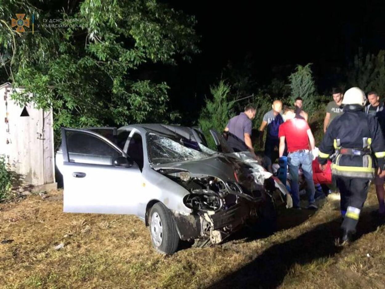 На швидкості влетів у стовп: у нищівній ДТП на Львівщині постраждали 2 людини – фото На швидкості влетів у стовп: у нищівній ДТП на Львівщині постраждали 2 людини – фото