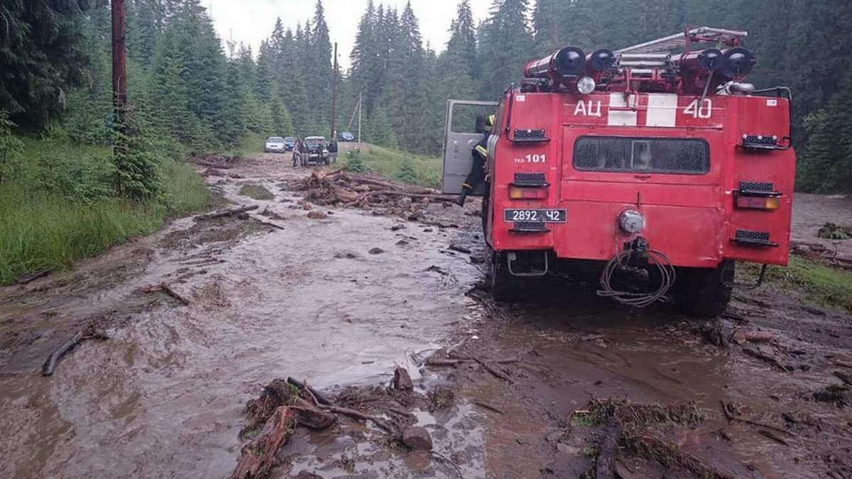 Відрізали частину села від дороги: селеві потоки зійшли на Закарпатті