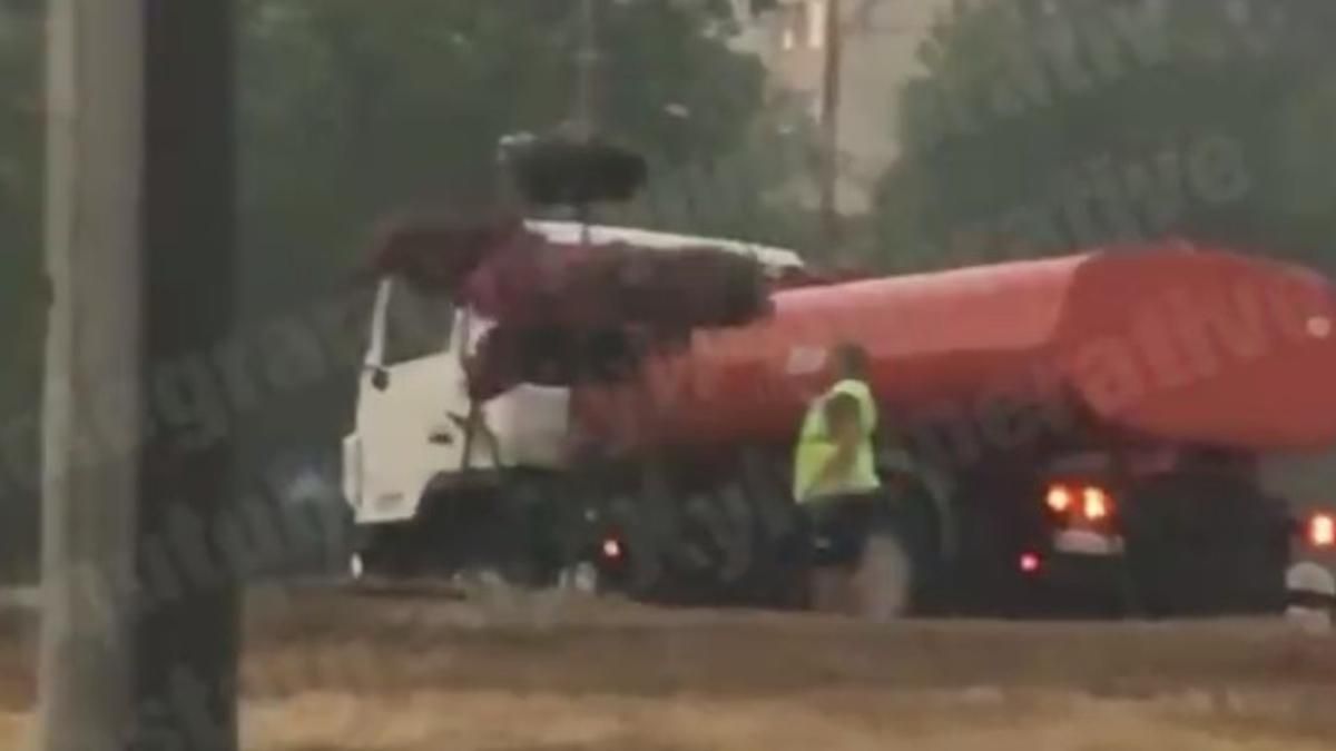 У Києві шалена злива, а комунальники поливають квіти: відео - 24 Канал У Києві шалена злива, а комунальники поливають квіти: відео - 24 Канал