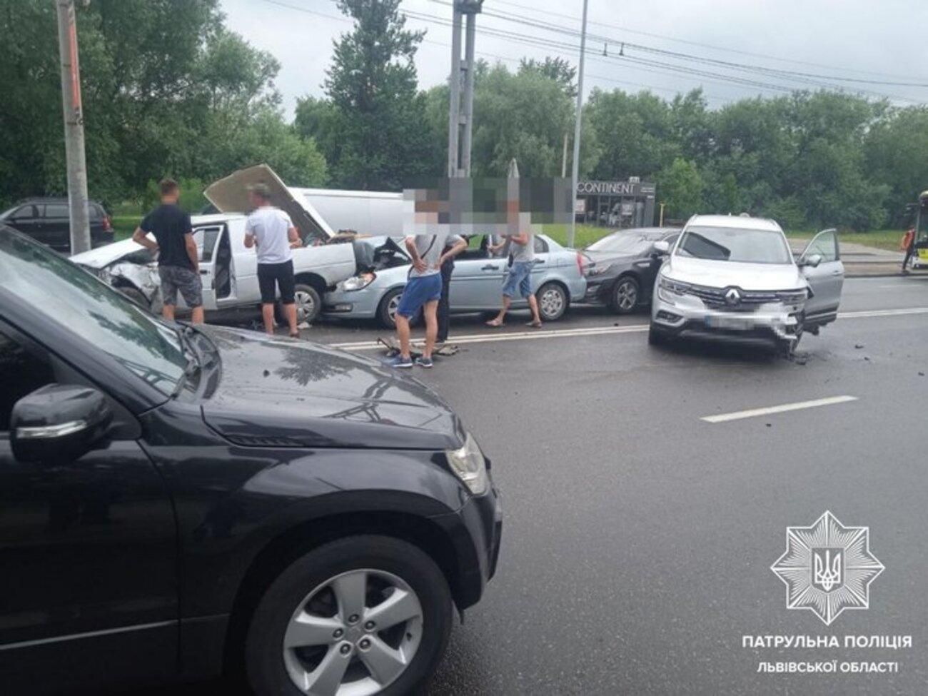 Масштабна ДТП у Львові: зіштовхнулись одразу 6 автомобілів – фото