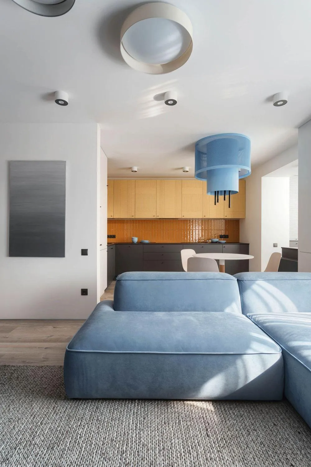 Компактні апартаменти в пастельно-блакитному кольорі 