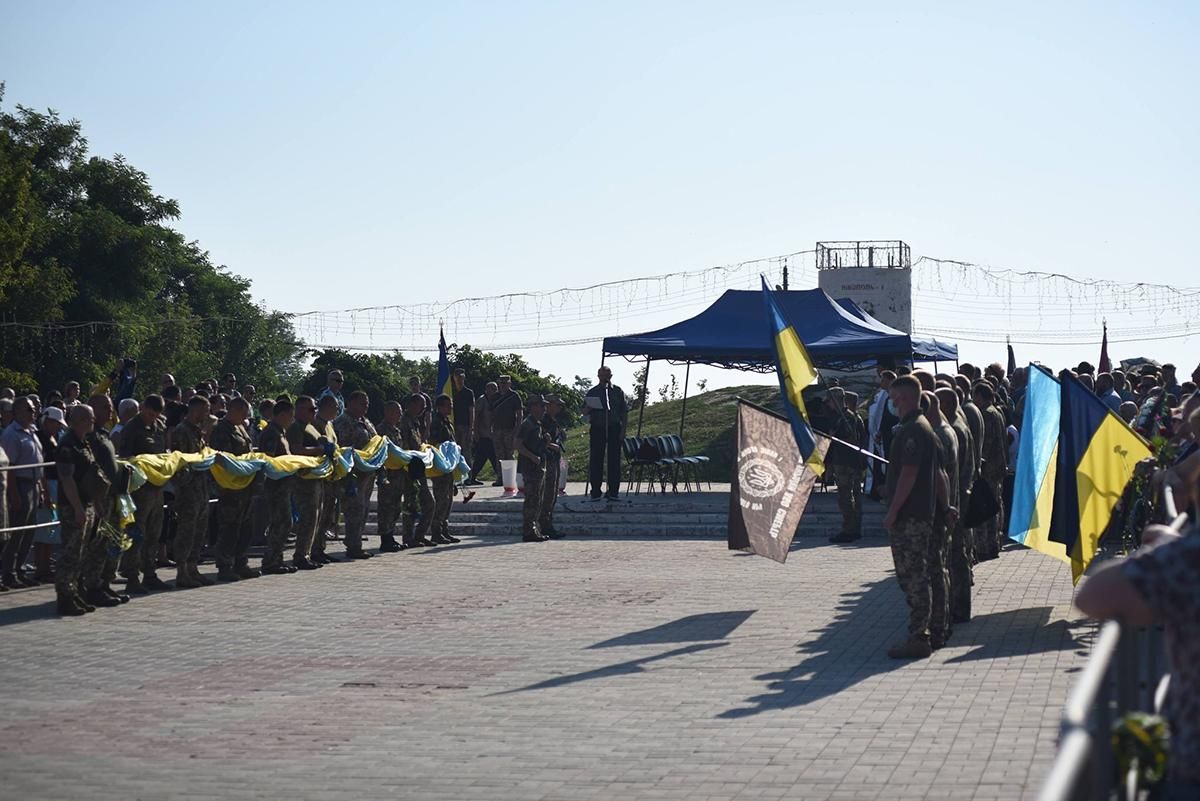 У Нікополі попрощалися з загиблим на Донбасі військовим Бєляєвим