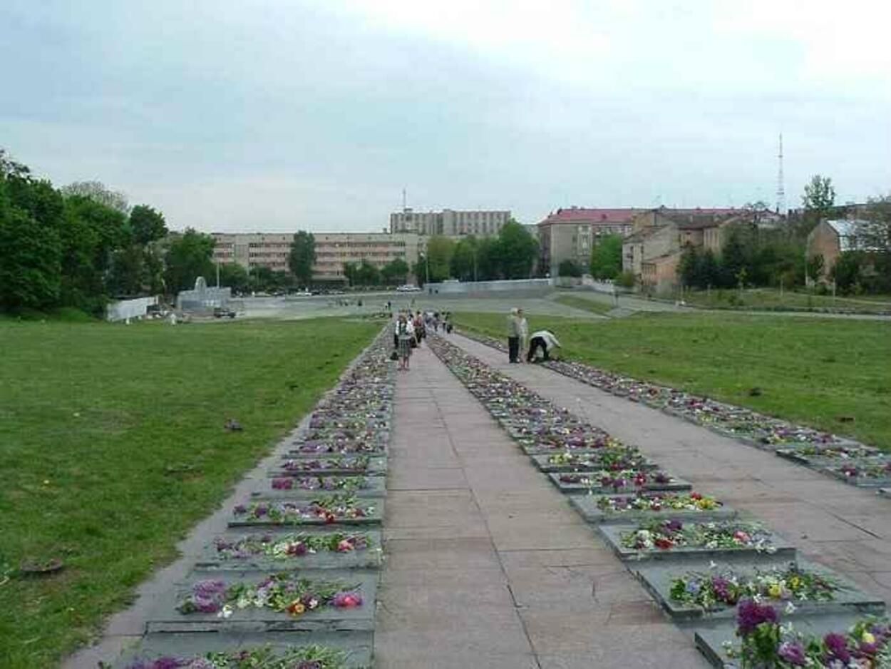 У Львові демонтують радянську зірку з Марсового поля: мерія готує рішення