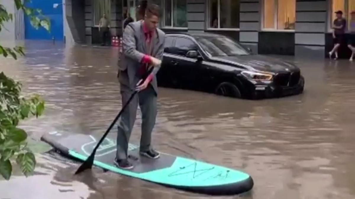 Киевляне развлекаются на затопленных улицах
