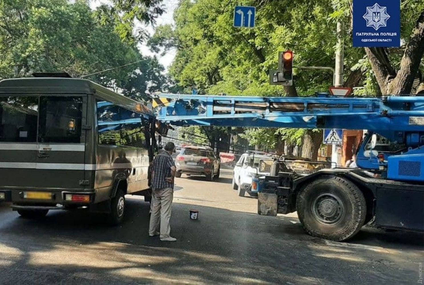 В Одесі автокран протаранив пасажирський автобус: є поранені