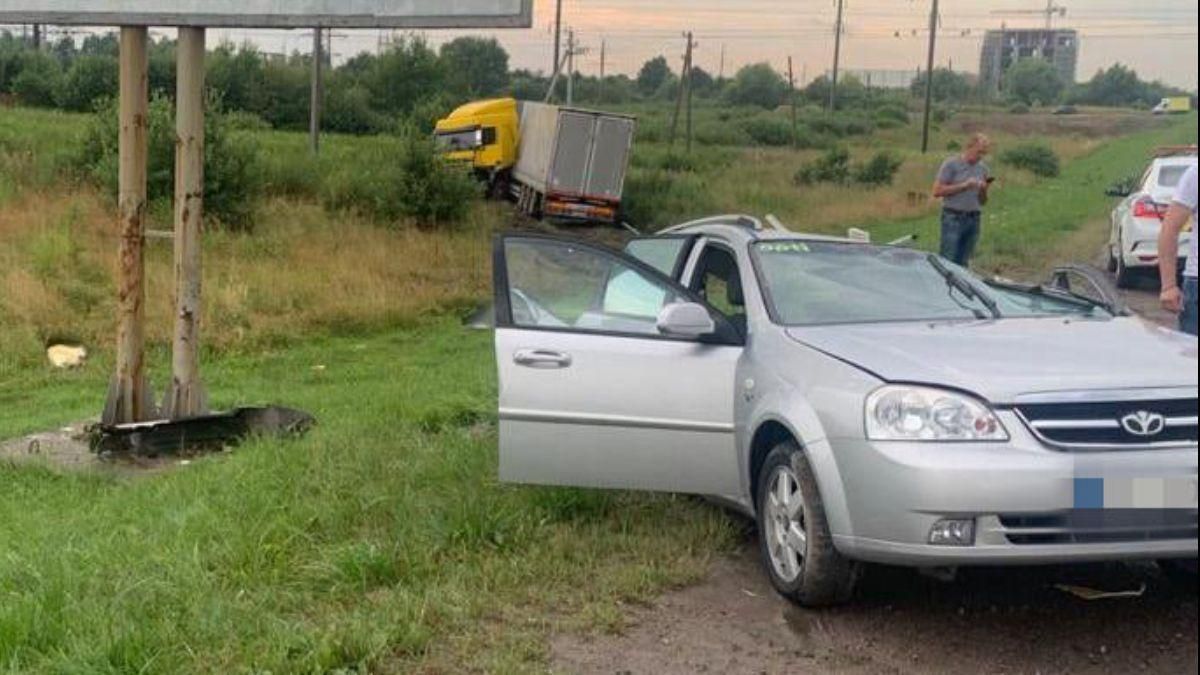 Під Львовом сталась потрійна ДТП: загинула 2-річна дитина – фото