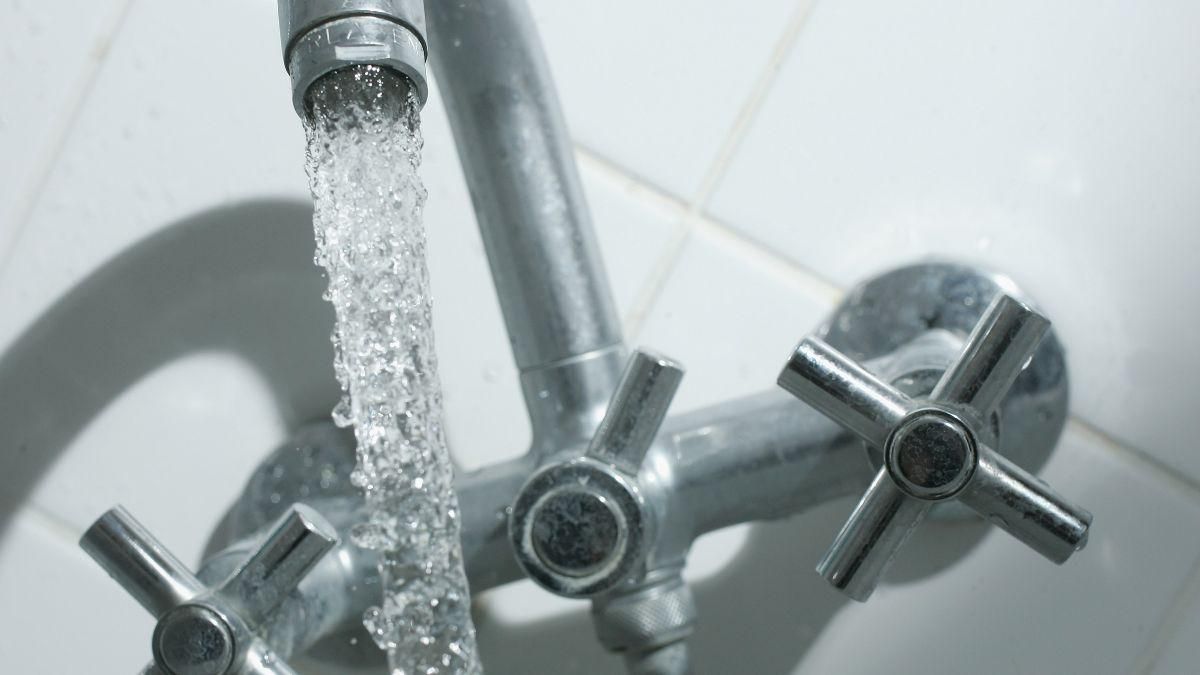 На Донбасі – дефіцит питної води: окупанти подають її за графіком На Донбасі – дефіцит питної води: окупанти подають її за графіком