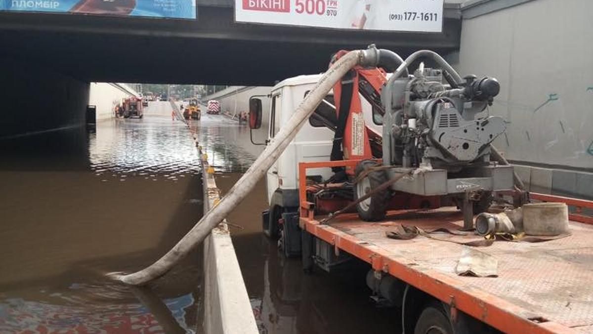 В Киеве в общественном туалете за ливня застряли 3 человек В Киеве в общественном туалете за ливня застряли 3 человек