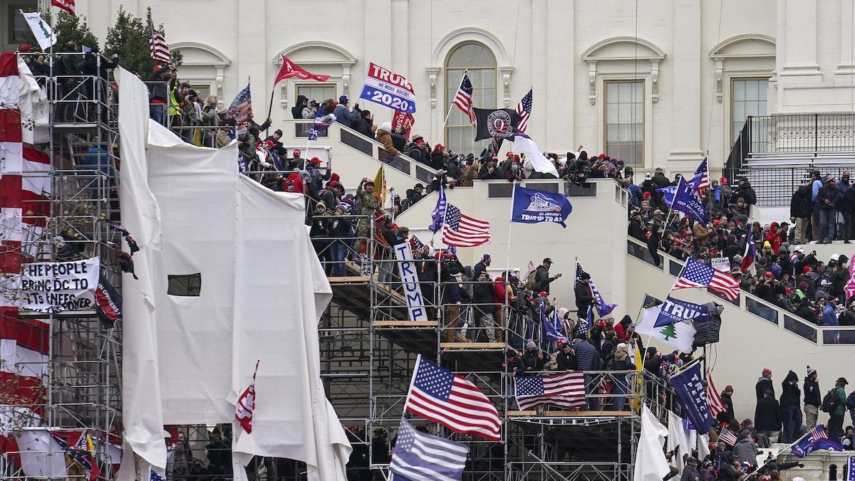 У США винесли перший тюремний вирок учаснику штурму Капітолію У США винесли перший тюремний вирок учаснику штурму Капітолію