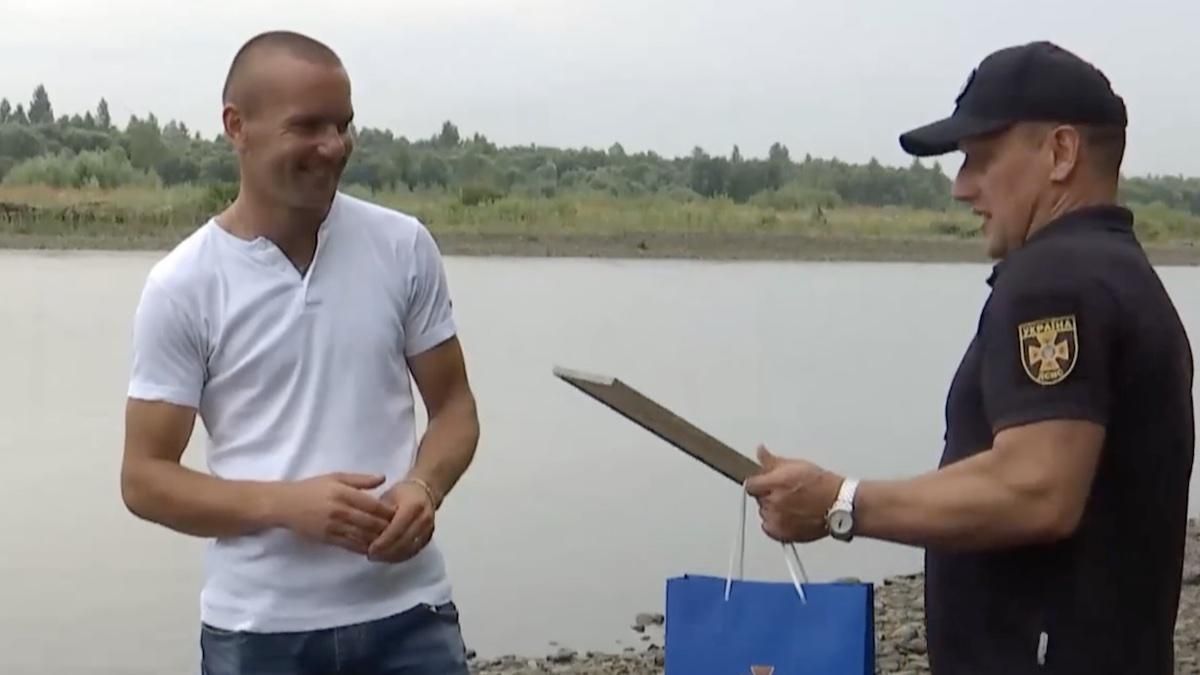 Справжній герой: ДСНС нагородила чоловіка, який врятував з виру в річці 2 жінок та дитину Справжній герой: ДСНС нагородила чоловіка, який врятував з виру в річці 2 жінок та дитину