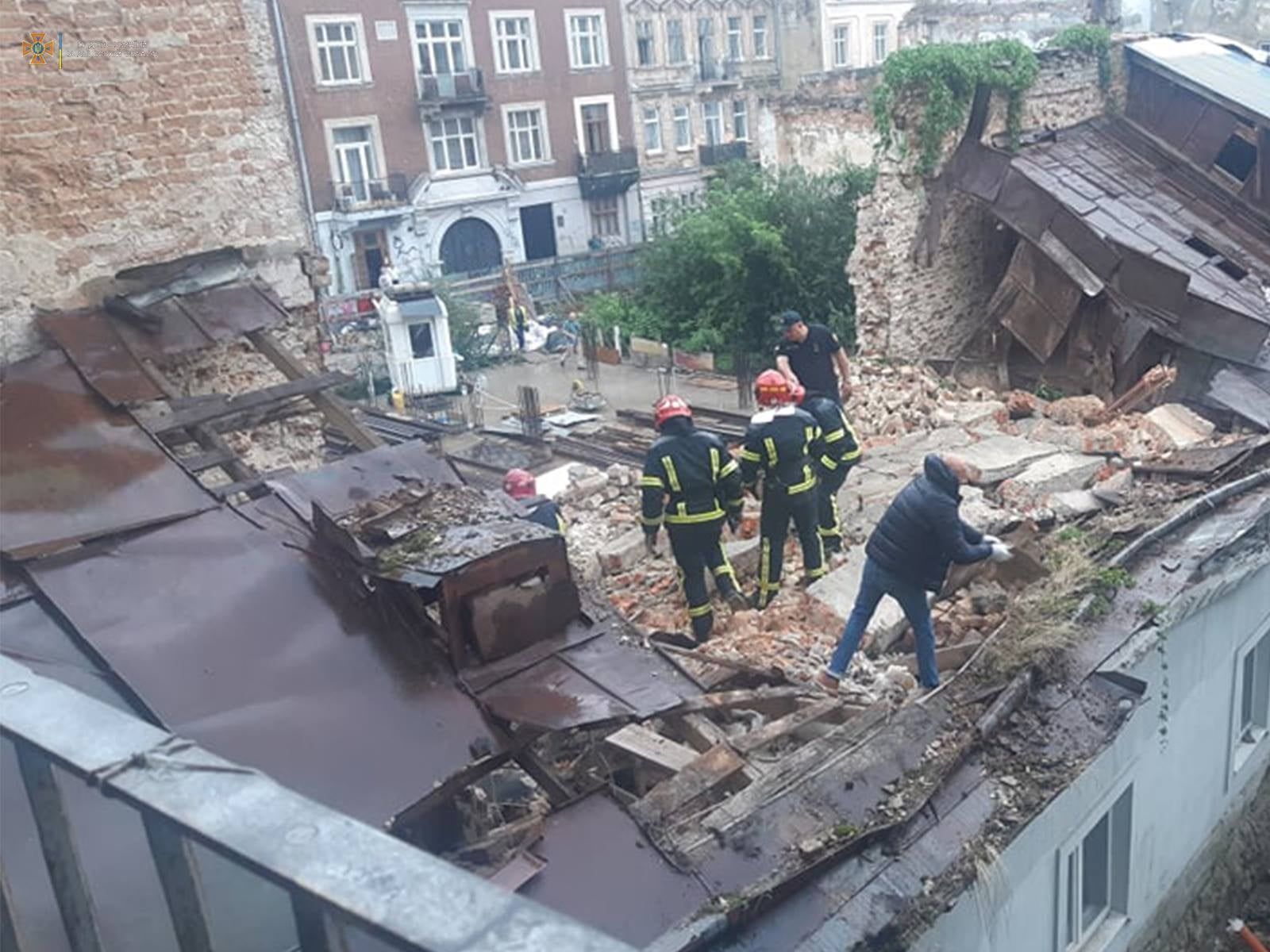 Обвал будинку у центрі Львова: загинув молодий хлопець