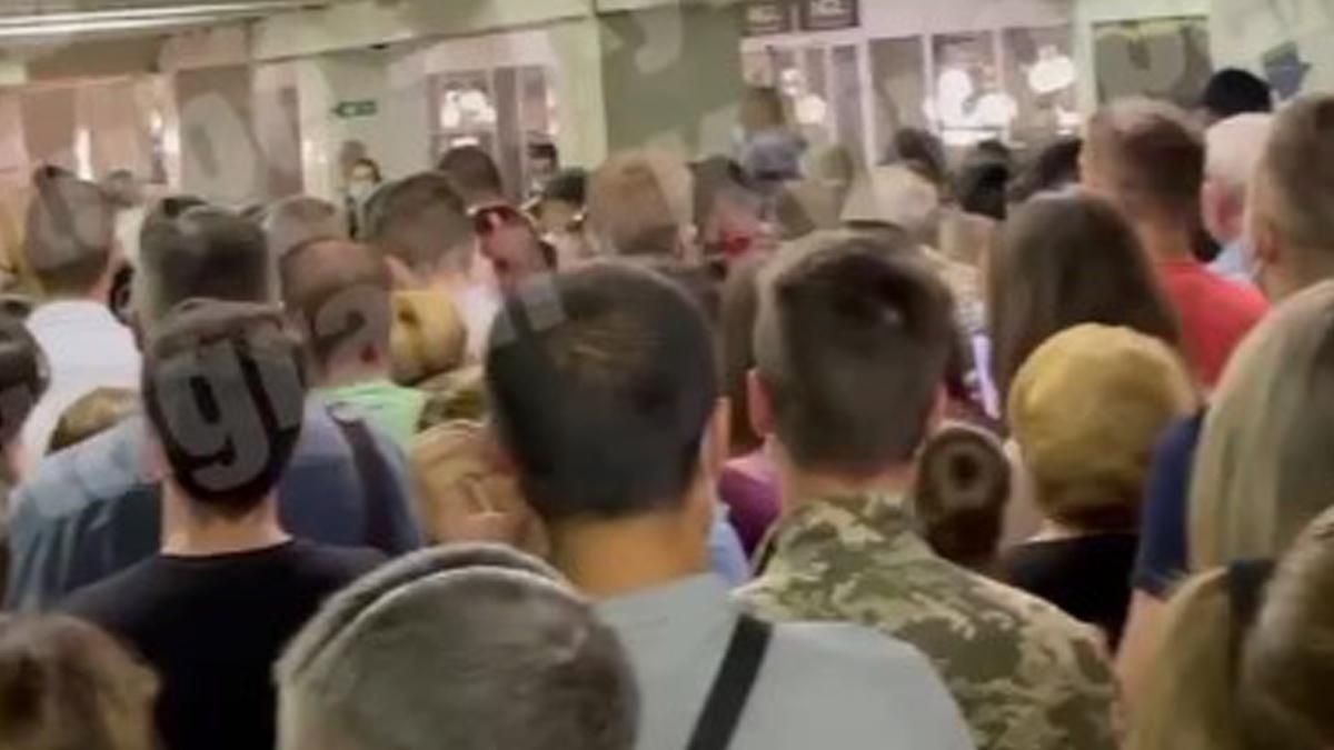 В Киеве на станции Академгородок снова проблемы: толпы