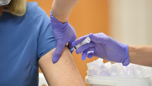 Обучение без дистанционки: в МОН планируют до 1 сентября вакцинировать большинство педагогов