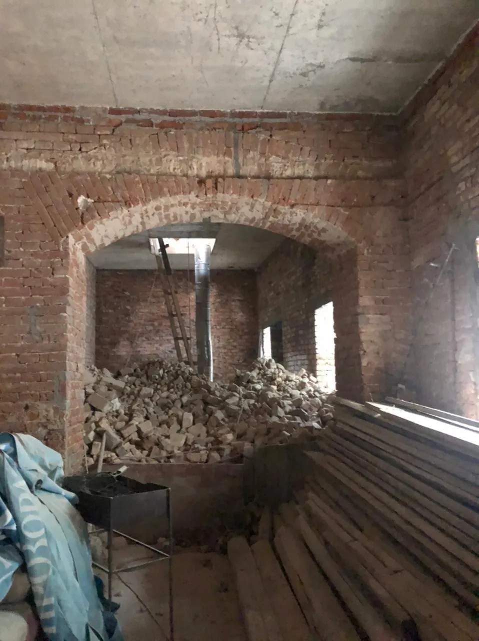 Під завалами стіни у центрі Львова загинув неповнолітній: нові деталі трагедії – фото