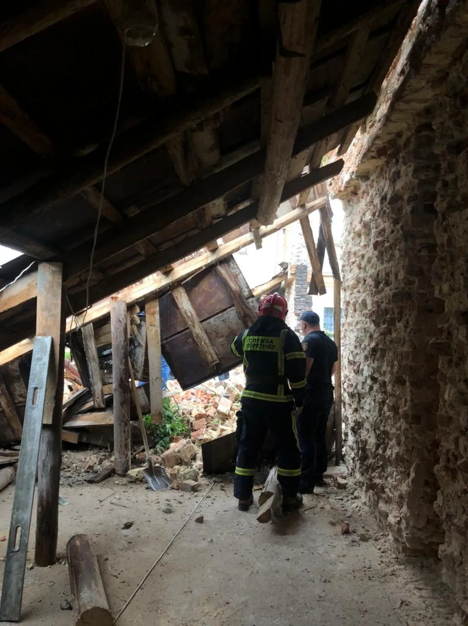 Під завалами стіни у центрі Львова загинув неповнолітній: нові деталі трагедії – фото