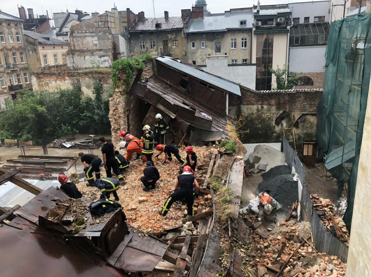 Под завалами стены в центре Львова 19 июля 2021 погиб несовершеннолетний: новые детали трагедии - фото Под завалами стены в центре Львова 19 июля 2021 погиб несовершеннолетний: новые детали трагедии - фото