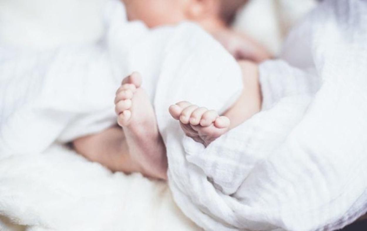 Ночью во время ливня: во Львове под родильное отделение подбросили новорожденную