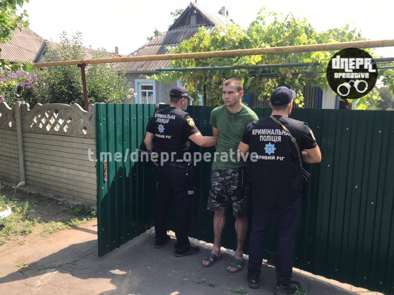 Переховувався в будинку: затримали чоловіка, що вбив медбрата під Кривим Рогом – відео Переховувався в будинку: затримали чоловіка, що вбив медбрата під Кривим Рогом – відео