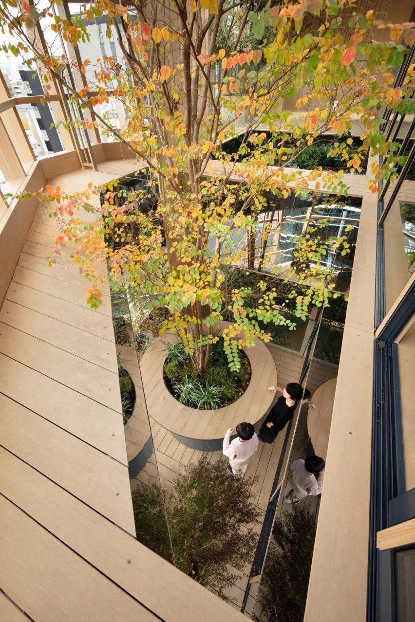 Офіс в Японії з рослинами на балконах